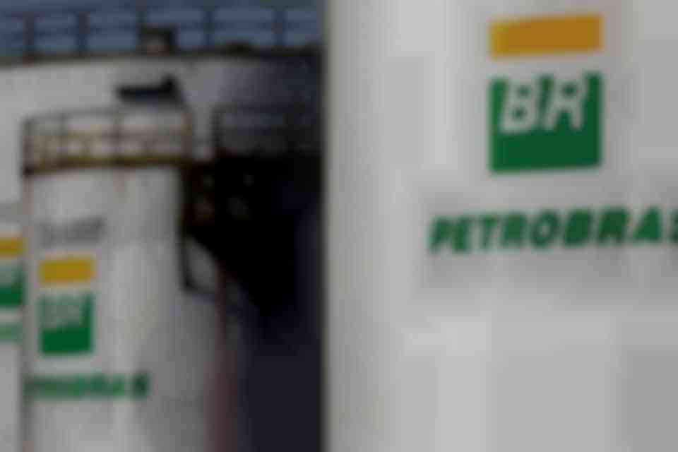 Defasagem de preços dos combustíveis da Petrobras em 2025 alcança níveis alarmantes - Otávio Sá Leitão